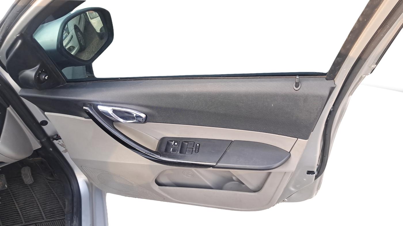 2019 Tata Tiago XZ DIESEL, Diesel, Manual, 90,000 km, Driver Side Door Panel Controls